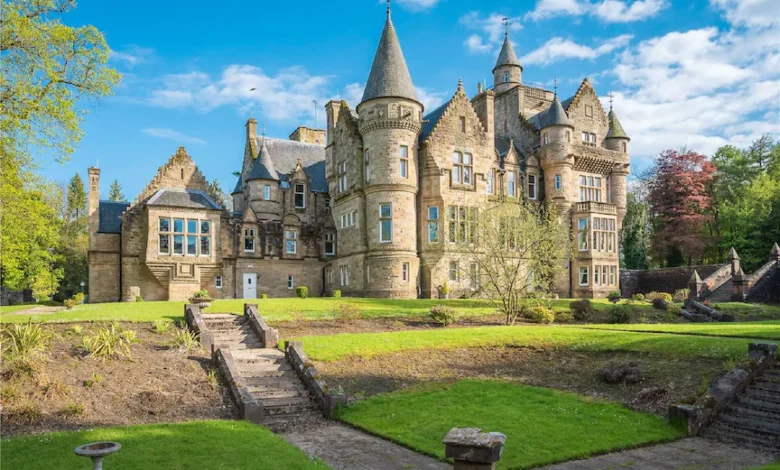 luxury-castles-a-majestic-journey-through-time-and-opulence this blog is very imaginative about luxury castle.